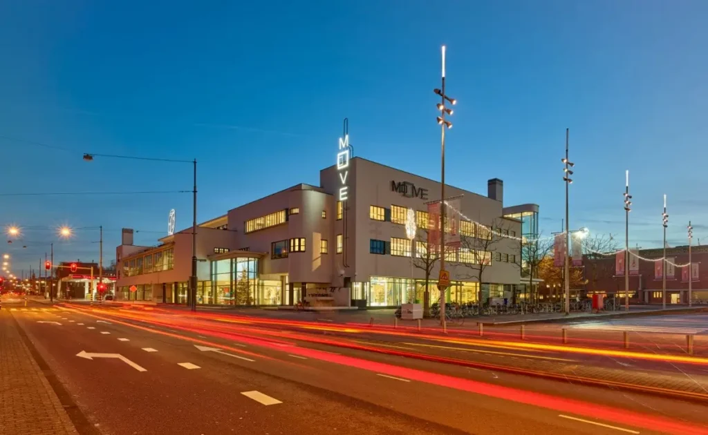 Garage Citroën Amsterdam, renovación vista lateral nocturna