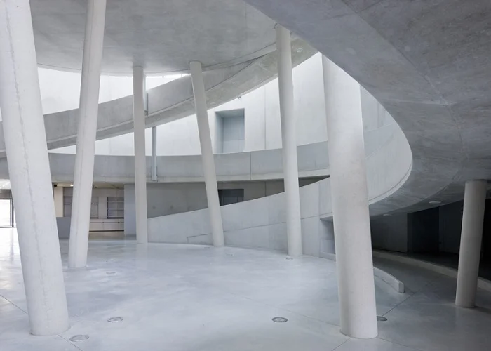 Museo Alesia de Bernard Tschumi interior del museo