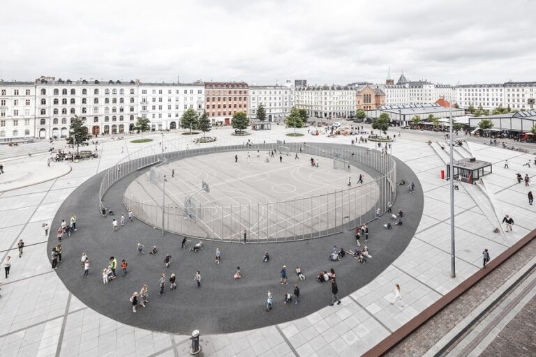 COBE, Israel Plads, tecnne