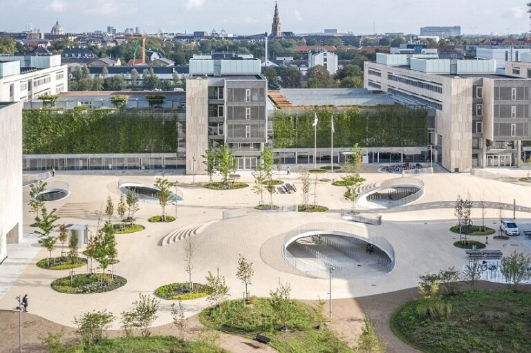 Cobe, Plaza pública Karen Blixens Plads, Tecnne