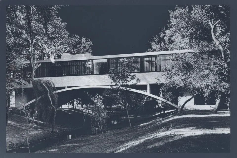 Casa sobre el arroyo imagen de archivo