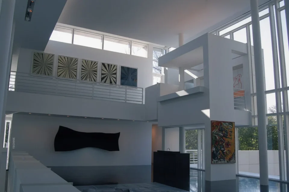 Richard Meier Rachofsky House, volumenes y doble espacio en interior de la sala